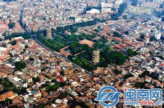 本報去年年底航拍圖片，東西雙塔屹立，紅磚古厝環繞